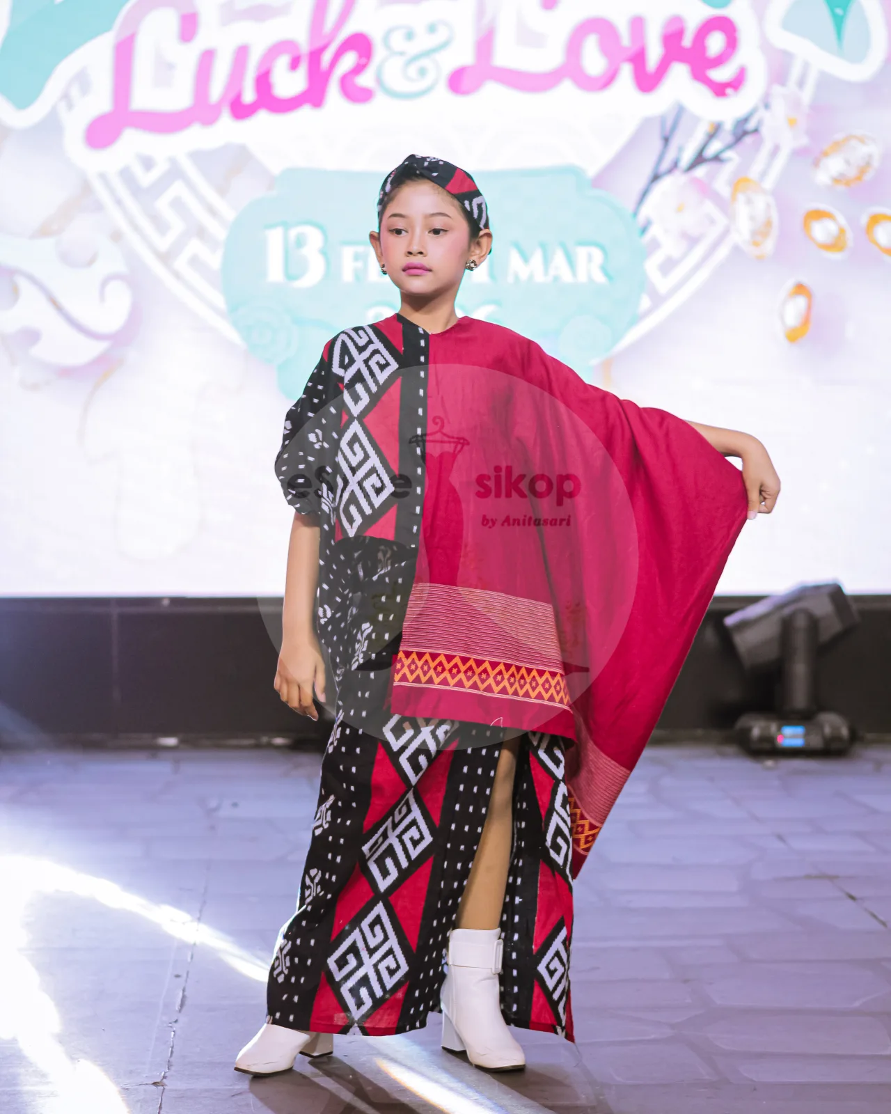Batik Runway Kontras Dinamis Merah Hitam
